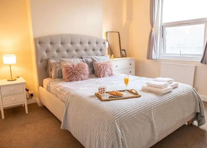 4 Bedroom Flat With High Speed Wi-Fi In North Acton, Ealing, West London
