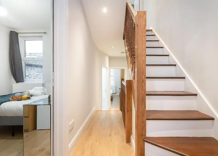 Spacious Apartment Near Hammersmith Staion