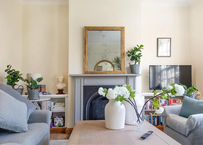 Elegant Garden Cottage Near Hampstead Heath & Tube