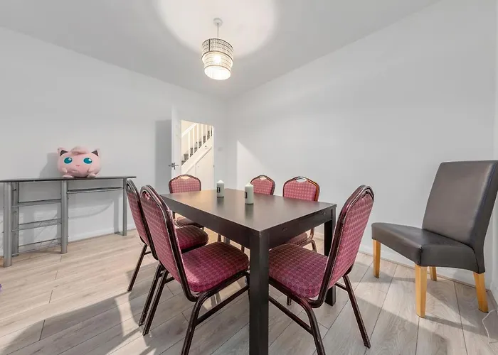 Spacious And Stylish Apartment - East Acton