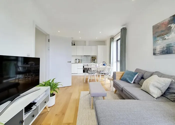 Luxury 2 Bed 2 Bath With Balcony New Build Apartment *South Central London*