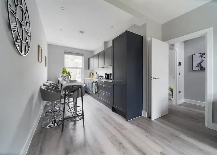 Stunning 3 Bed 3 Bath Townhouse In City Centre