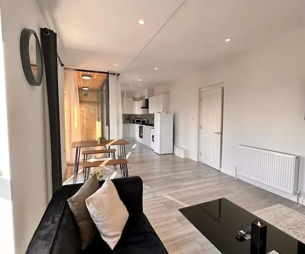 Stratford Apartment With Balcony