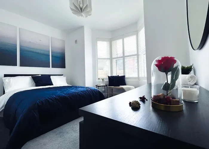 Stylish 3 Bed Flat With Garden