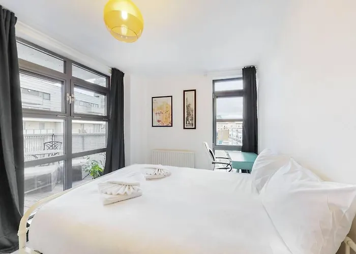 Modernistic 2-Bedroom Flat In Shadwell