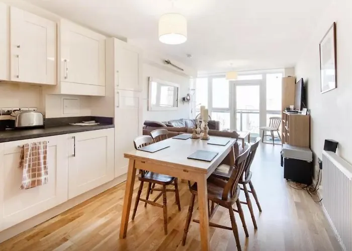 Brixton/Clapham 2 Bed Flat, Large Balcony, Parking