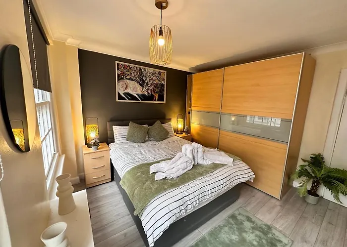 Hyde Park 1-Bedroom Apartment