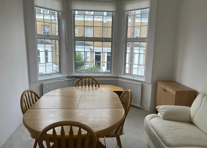 Spacious 3 Bed Flat In Greenwich