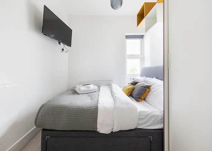 Functional Budget Stay With Wi-Fi And Laundry Facilities Near Tube Station