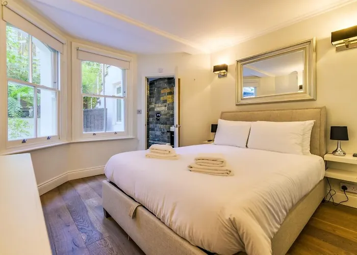 Alfred Hitchcock\'S Garden Flat