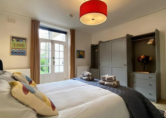Spacious 2 Bedroom Apartment In Maida Vale