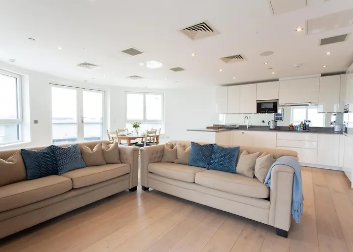 2 Bed 2 Bath Penthouse With Amazing Views With Free Parking