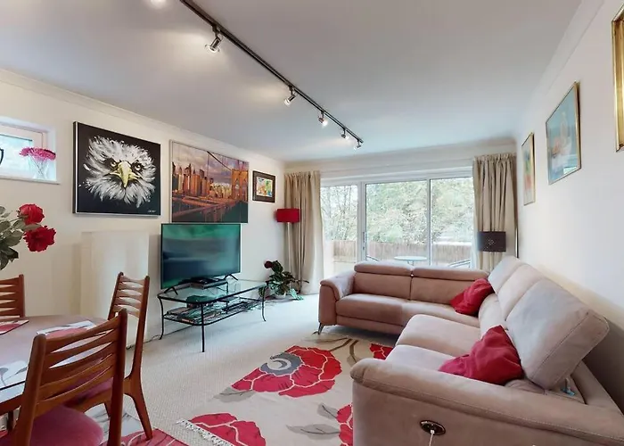 Gorgeous 2 Bed Flat With Parking And Garden