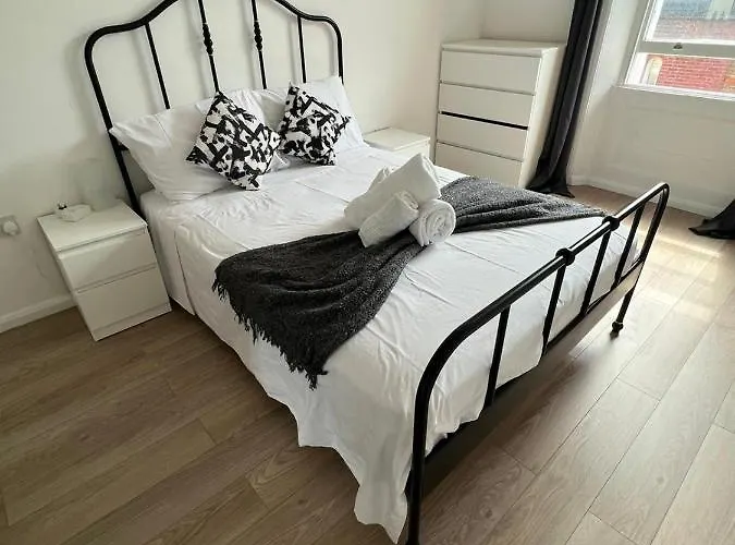 Fully Equipped 2 Bed Flat On Old Compton St!