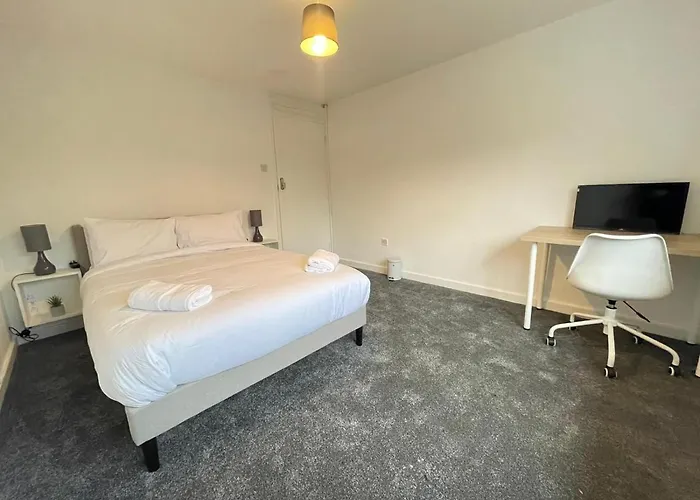 Spacious Bedroom In Beckton