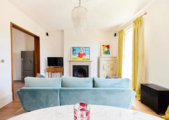 The Walterton Sanctuary - Bright 3Bdr Flat