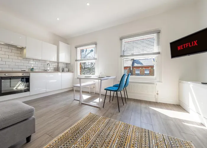 Modern Split Level 2Br Spacious Apt Maida Vale