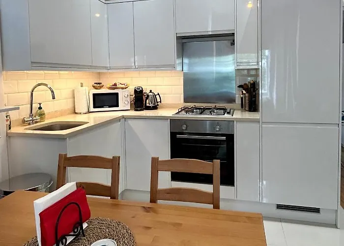 1 Bedroom Apartment In Shepherds Bush, London