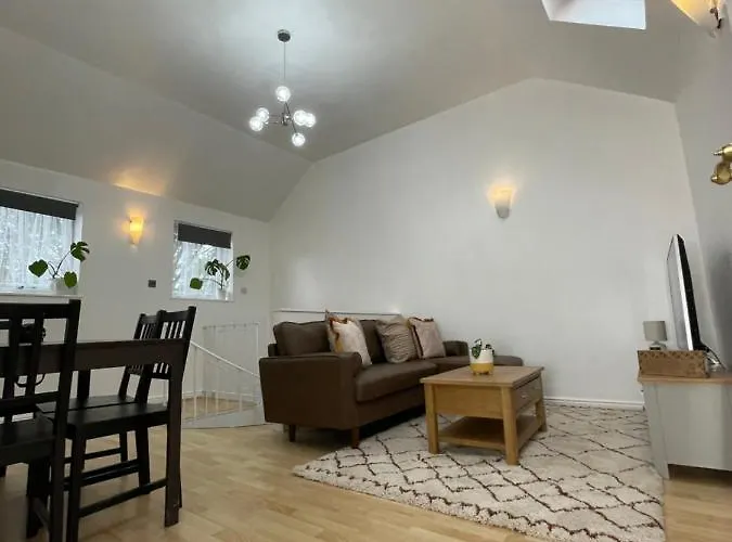 Beautiful 2 Bedroom Flat In London! Near Excel O2 Arena And Central! With Garden