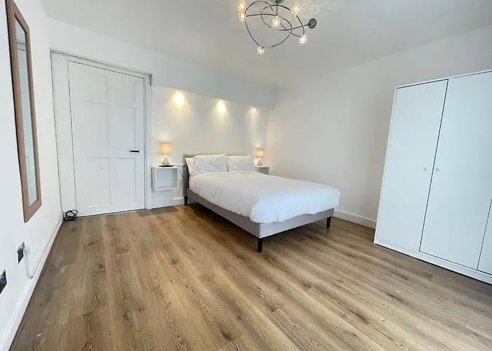 Deluxe Spacious Room In Beckton
