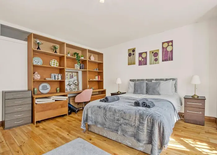 Spacious 3 Bed Apt- Earls Court