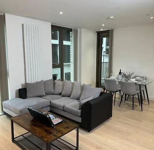 Royal Dock Luxury Apartment