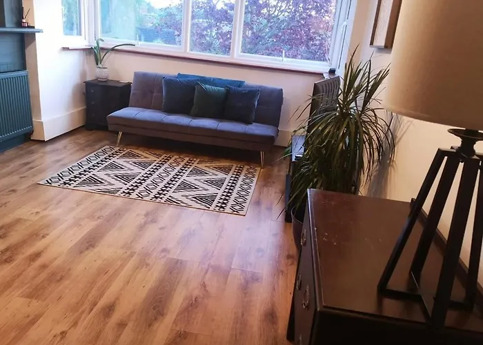 2 Bed Flat, Bounds Green, Piccadilly Line, London N11