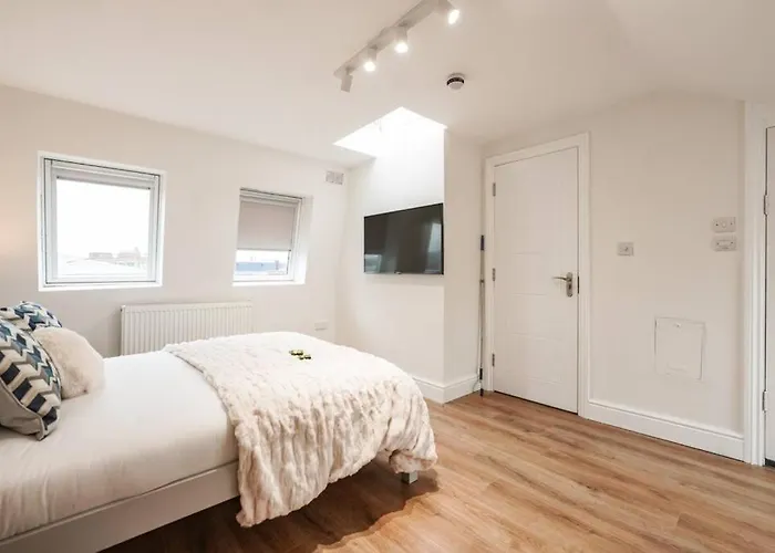 Newly Renovated Modern 4 Bed 3 Bath Apartment London