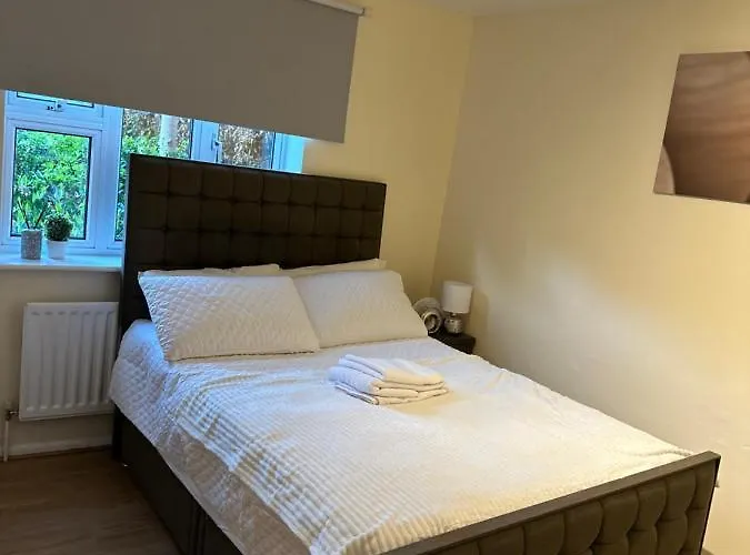 A Beautiful One Bedroom Apartment Within The Heart Of Central London..Fully Furnished Close To All Social Amenities..