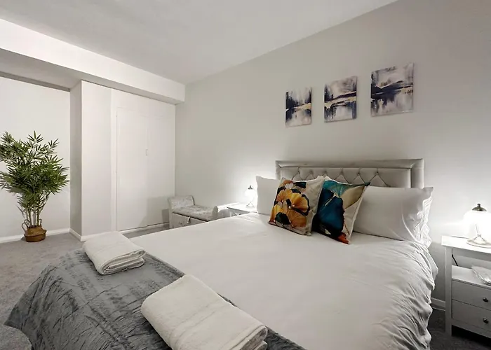 Zoey Place Near Thames River - 2 Double Beds, 1 Single Bed, Spacious, Ideal For Families