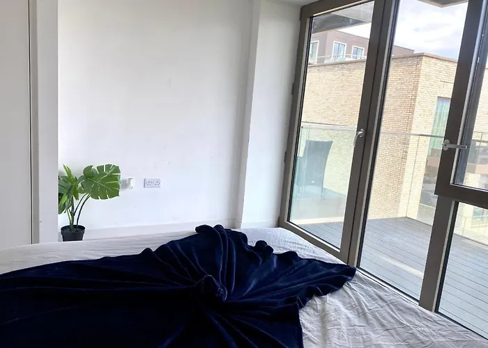 Md Apartments : Stunning 2 Bedroom 2 Bath Apartment - Royal Docks
