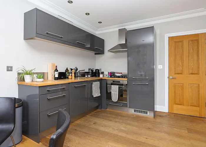 Bright And Modern 2 Bed Flat