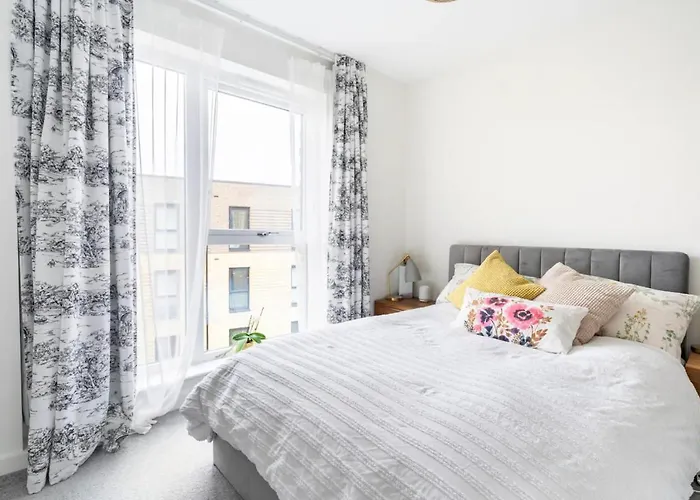 Sunny Luxury Skyline Flat Near Alexandra Palace, Tottenham Stadium & Drumsheds