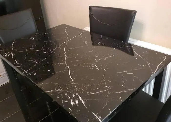 2 Bedroom Flat In Vauxhall, London