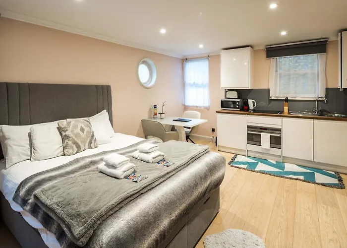Superb Chelsea Rare Find With Patio 2 Min From Tube