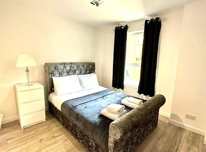3 Bedroom Riverview Flat Canary Wharf Free Parking