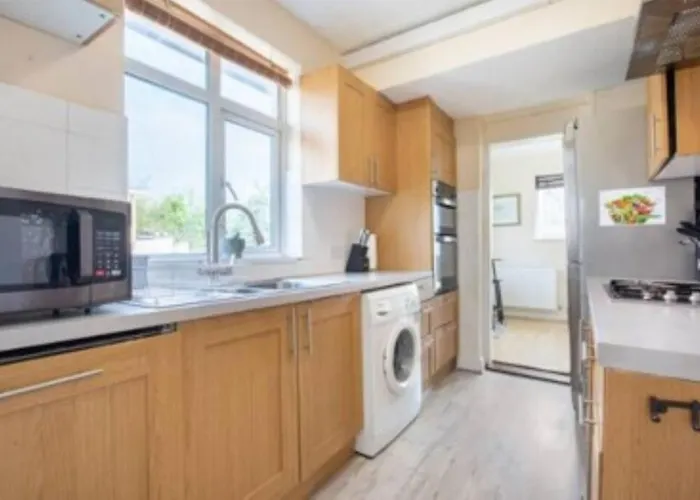 Wembley 2 Bed/2 Bath Modern Apt