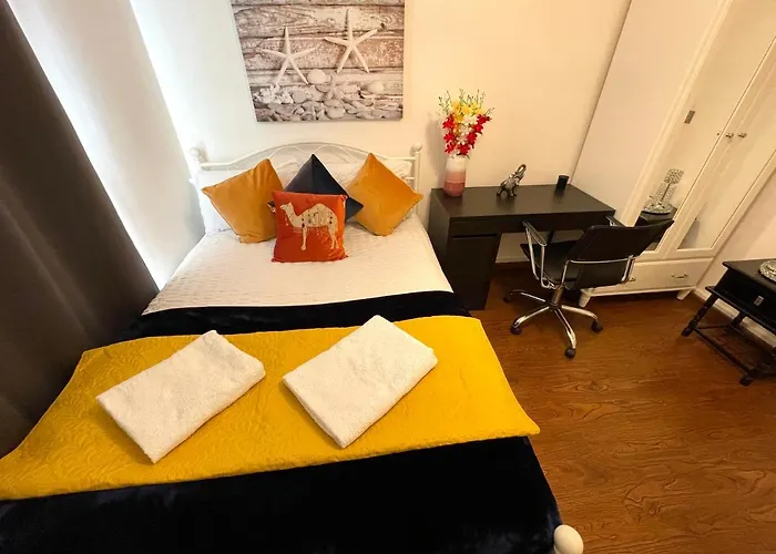London Stratford Luxury House, 5 Minutes Walk Station, Westfield, 3 Bedrooms 3 Bathrooms, Reception, Garden, Parking