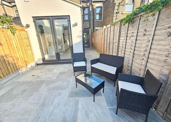 Spacious 4Br House, London, Sleeps 9, Parking Available