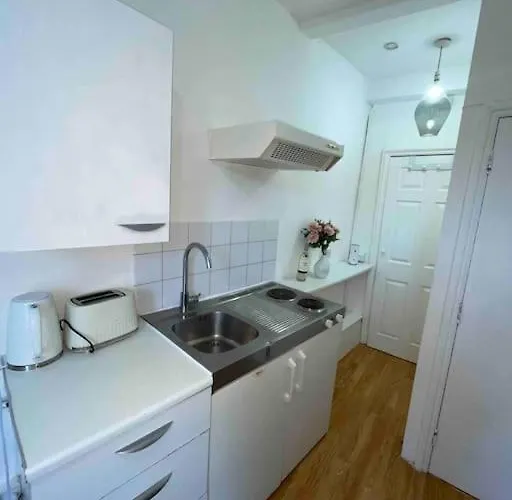 Great Location Studio Apartment With Smart Tv And Workspace