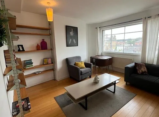 2 Bed Flat In Heart Of Hackney