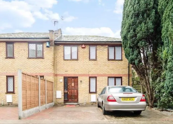 Modern Cosy House /Free Parking For Two Cars/ 3 Minutes Walk To The Underground