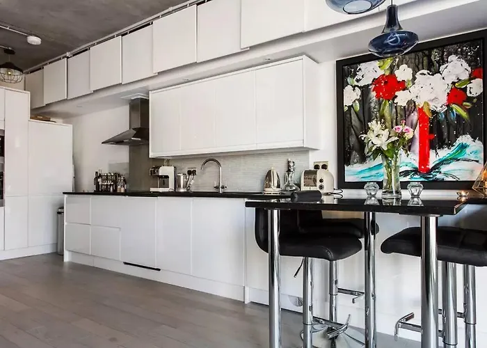 Canal-Side Apartment In Shoreditch