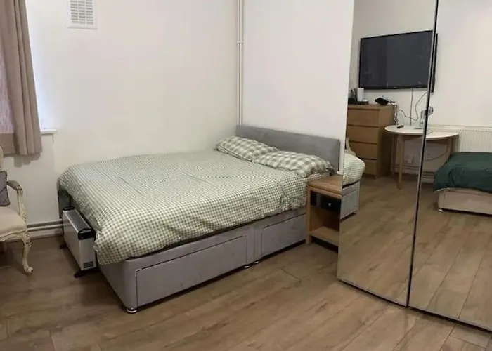 Small Studio Apartment - Quick Access To All Of London