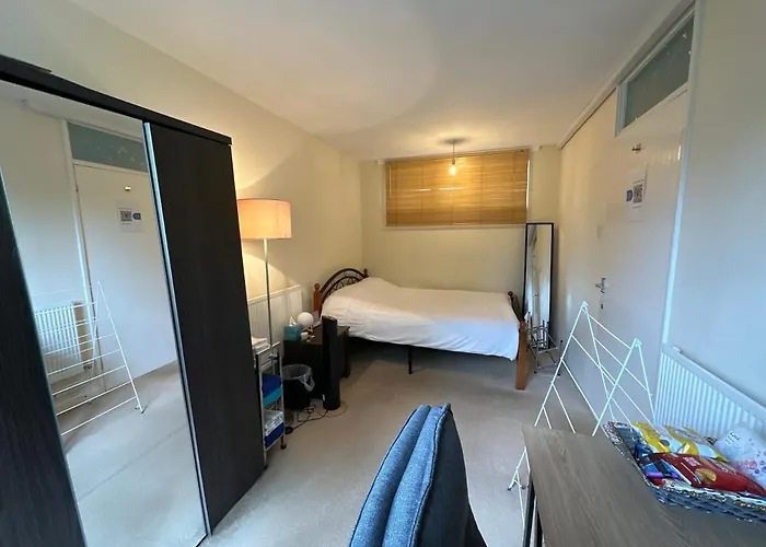 Cozy Room In Shared Home Near Canary Wharf