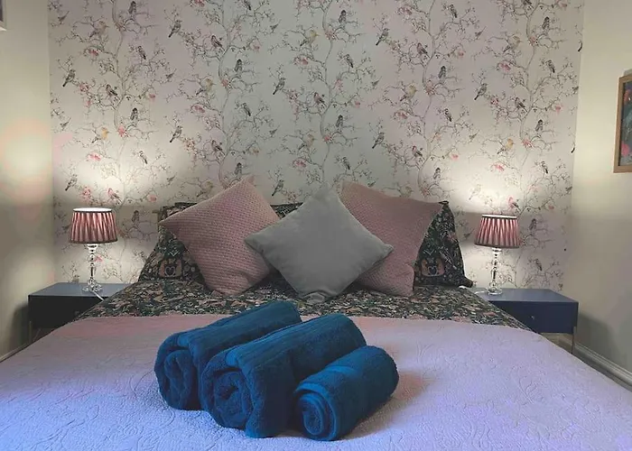 West London Stunning Garden Flat - Period Features
