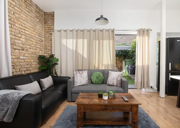 Fabulous Riverside Apartment In Putney