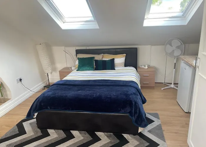 Spacious Loft Space With Private En-Suite Bathroom