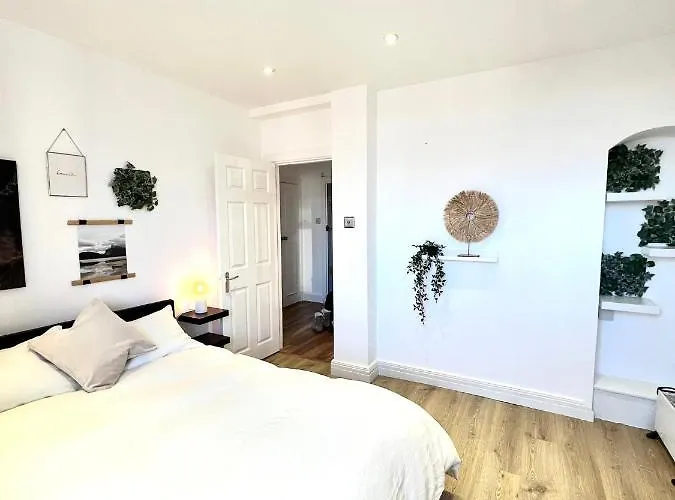 Bright & Spacious 1 Bed Steps From Hyde Park