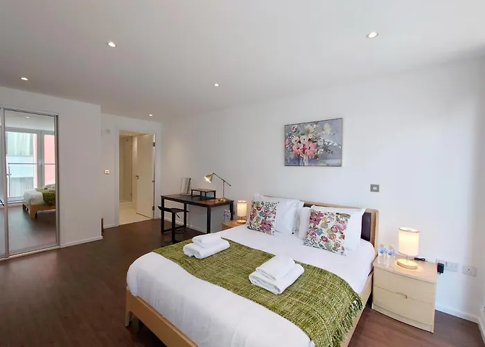 Fully Serviced Two Bed Apartment By Excel & O2